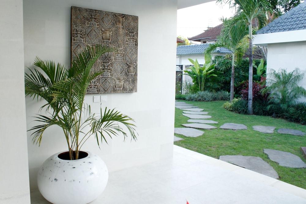 Seminyak White Design Villa Экстерьер фото